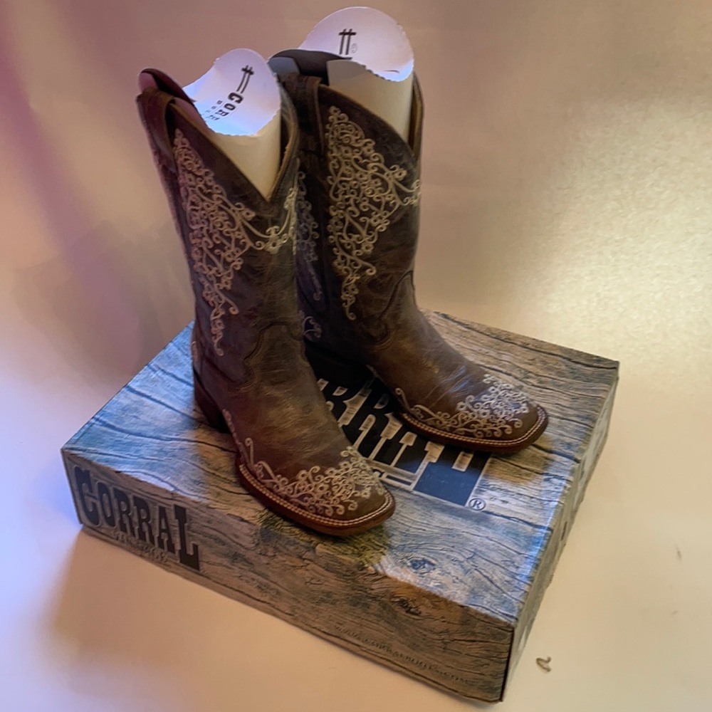 New in box corral vintage embroidered cowboy boots